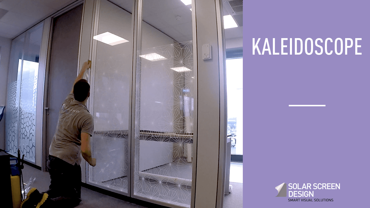 Installation du film décoratif pour vitrage Kaleidoscope par Solar Screen